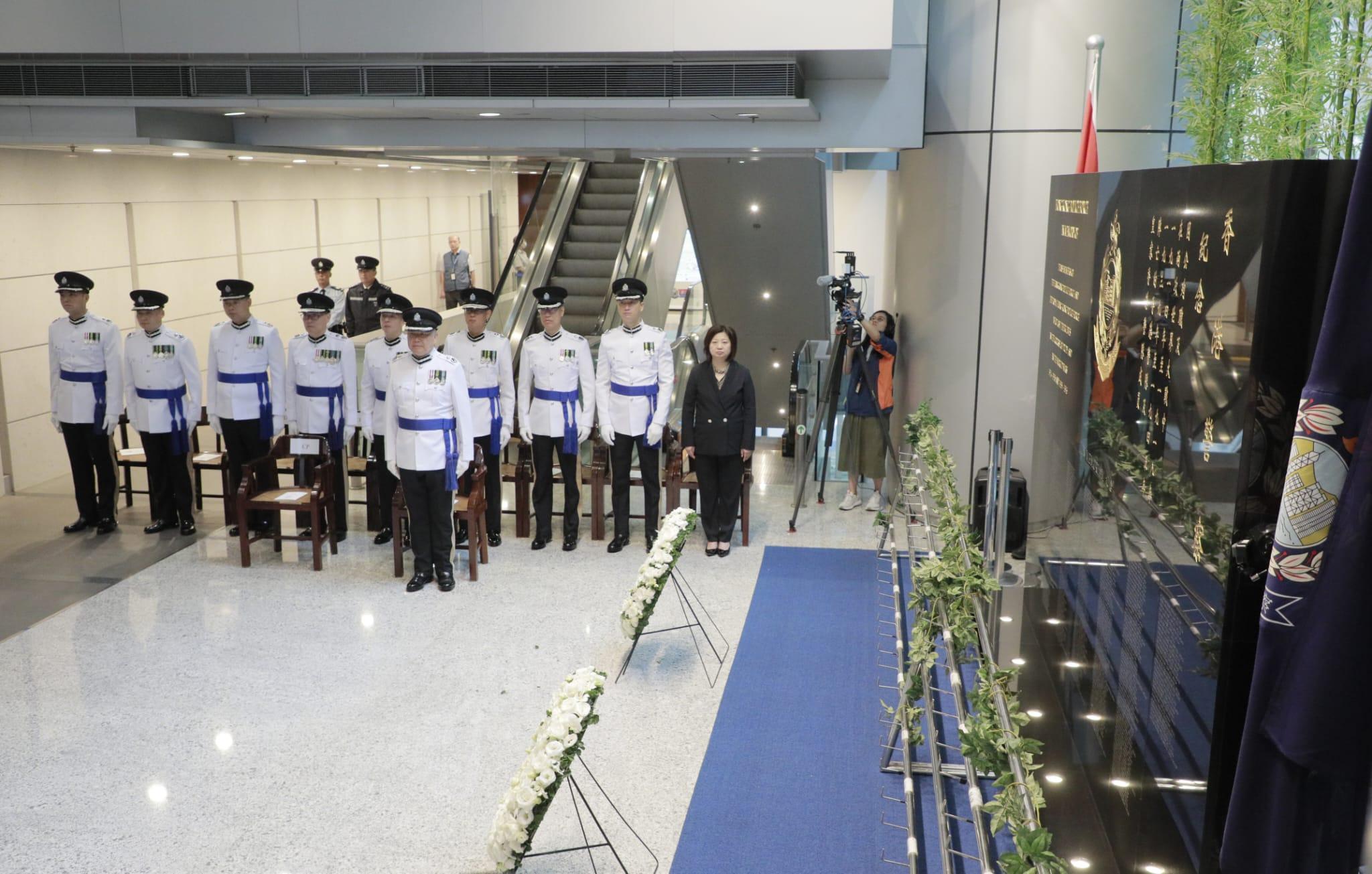 警務處處長蕭澤頤及香港輔助警察隊總監楊祖賜,聯同警隊所有主要單位及協會的代表,在警察總部出席警隊紀念日,悼念因公殉職的警務人員。
