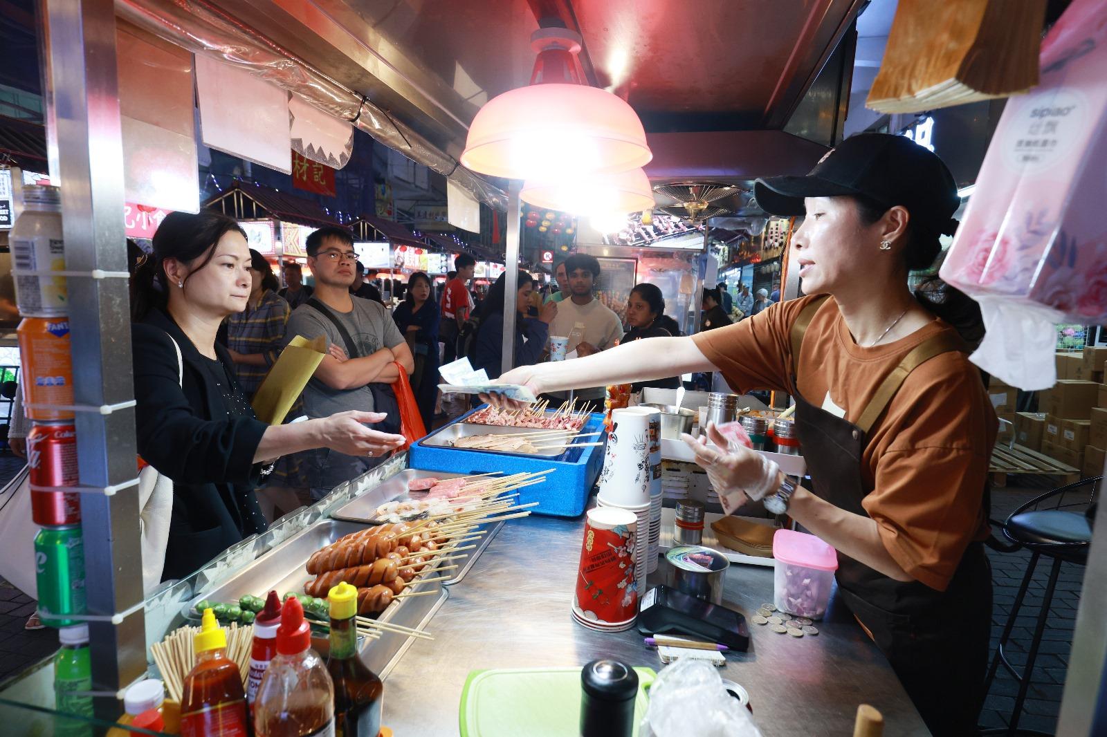 陳錦榮指,「廟街夜繽紛」令廟街平日人流由日均逾2,000人次增至逾7,000人次。(羅錦鴻攝)
