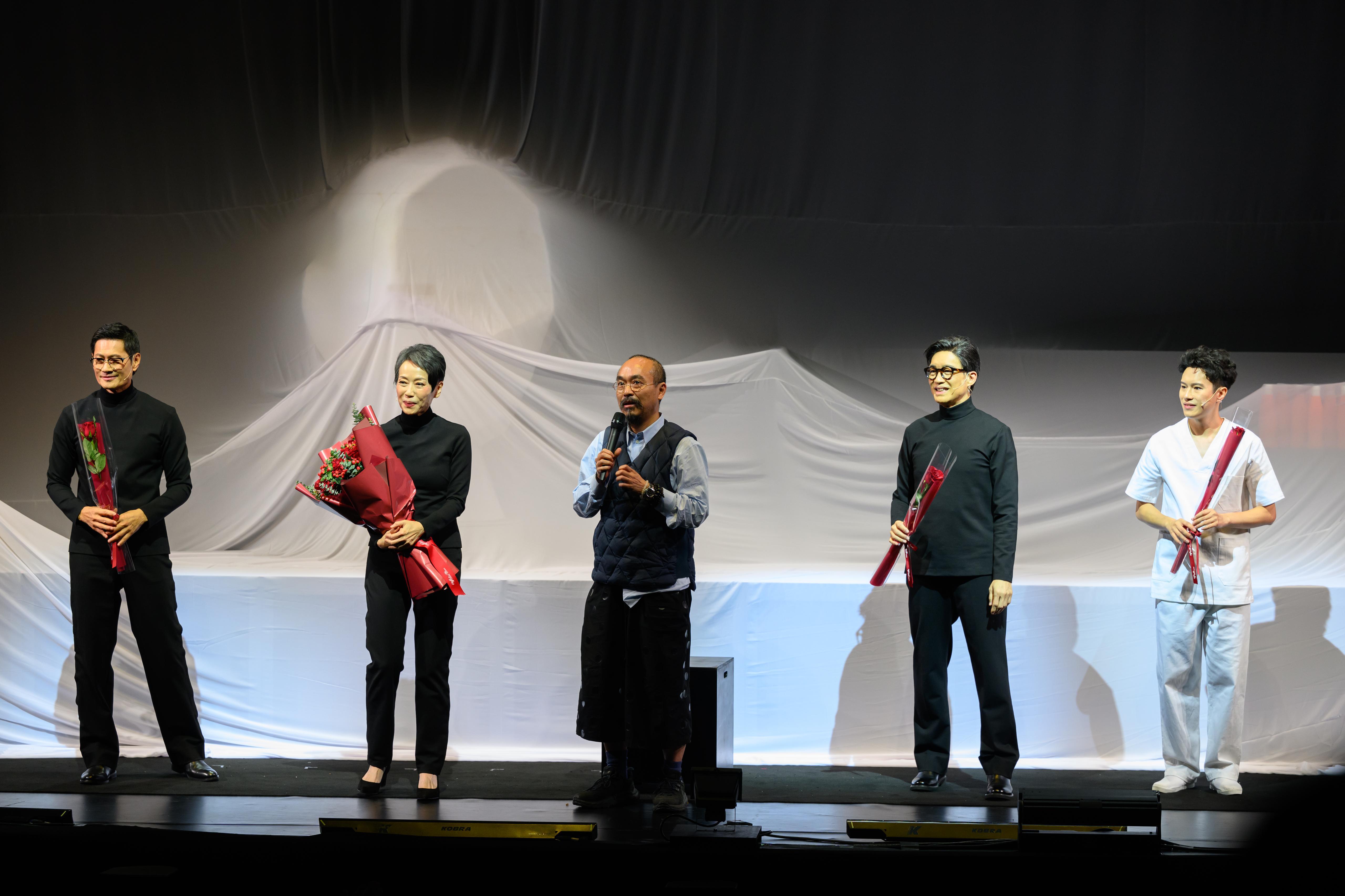 葉童、黃德斌領銜主演、進念全新廣東話黑色話劇《唔講得》正式公演。