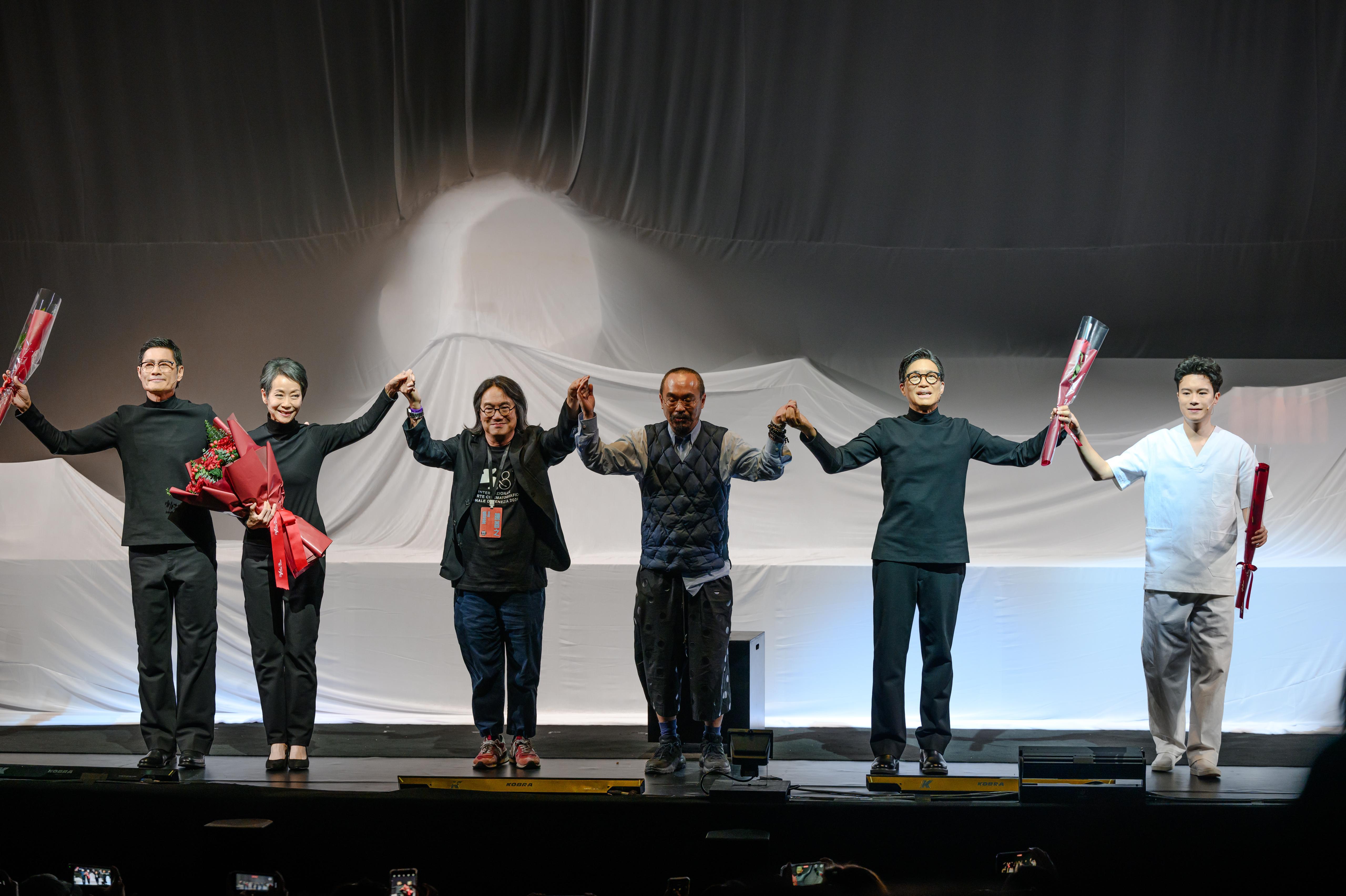 葉童、黃德斌領銜主演、進念全新廣東話黑色話劇《唔講得》正式公演。