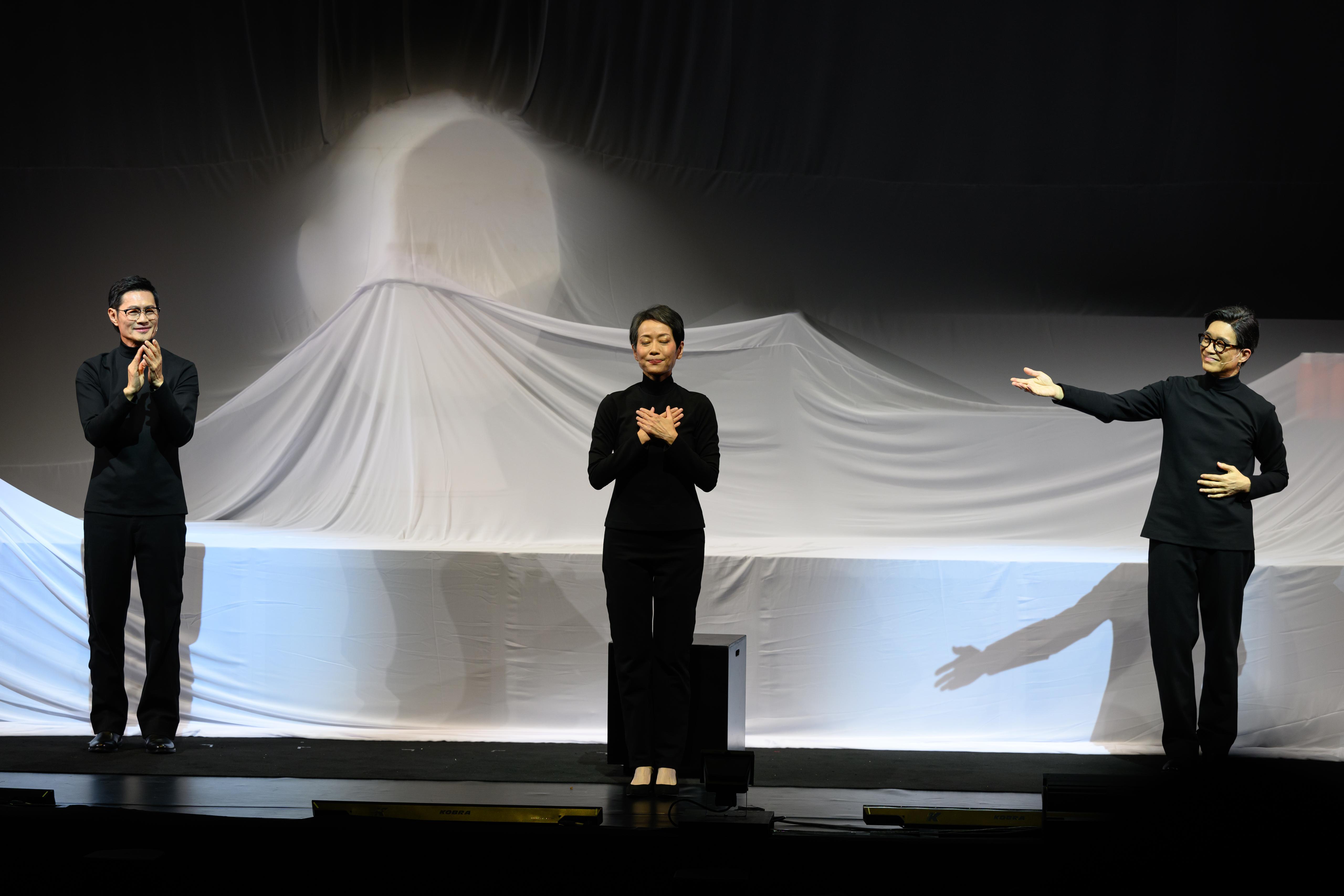 葉童、黃德斌領銜主演、進念全新廣東話黑色話劇《唔講得》正式公演。