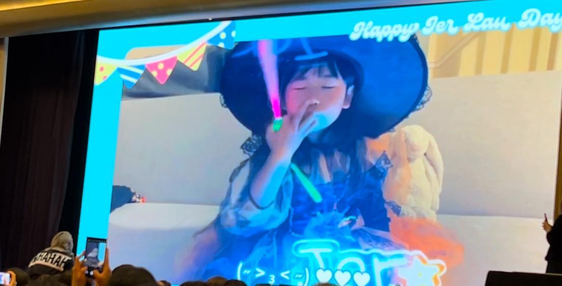 海外柳柳粉拍片為Jer送上祝福,小柳粉唱著《墳P》向Jer哥哥送飛吻。(FC youtube直播截圖))