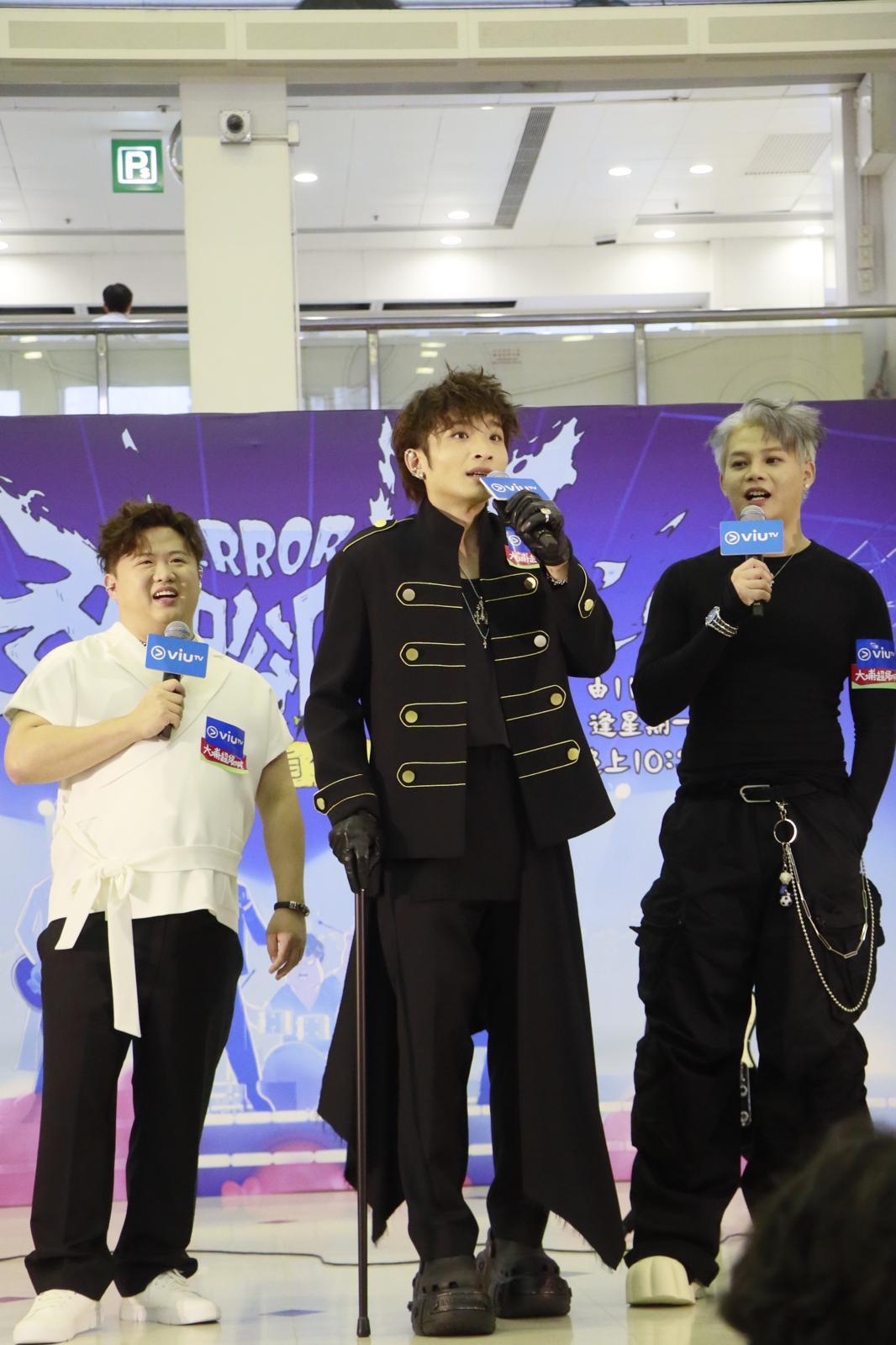 保椅和肥仔玩遊,鬥舉啞呤,結梱保錡以22下稍勝肥仔。娛樂場攝)