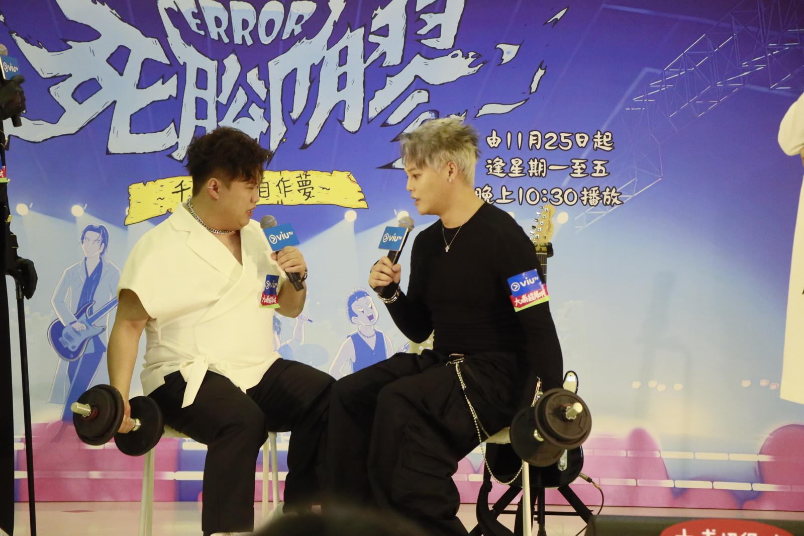 保椅和肥仔玩遊,鬥舉啞呤,結梱保錡以22下稍勝肥仔。娛樂場攝)