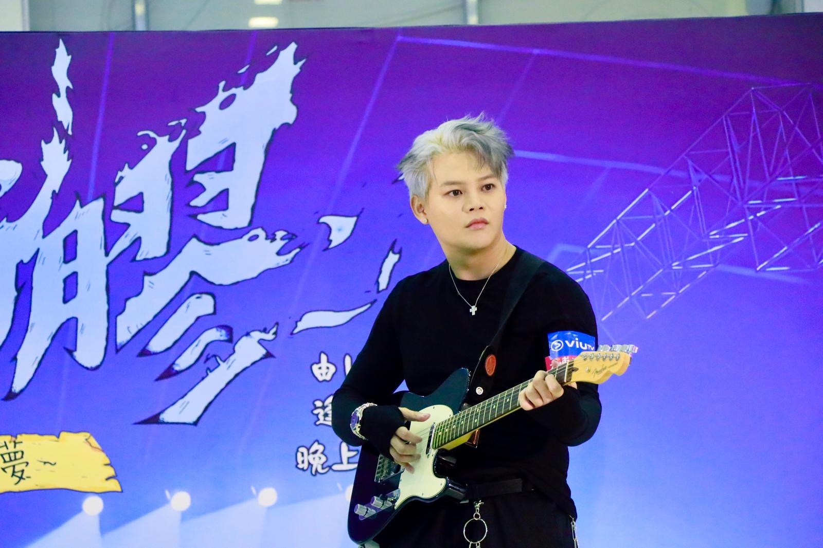 保錡自言慣與ERROR兄弟合作,慣用嘻嘻哈哈的方法做主持,忘記要配合對手。(娛樂組攝)