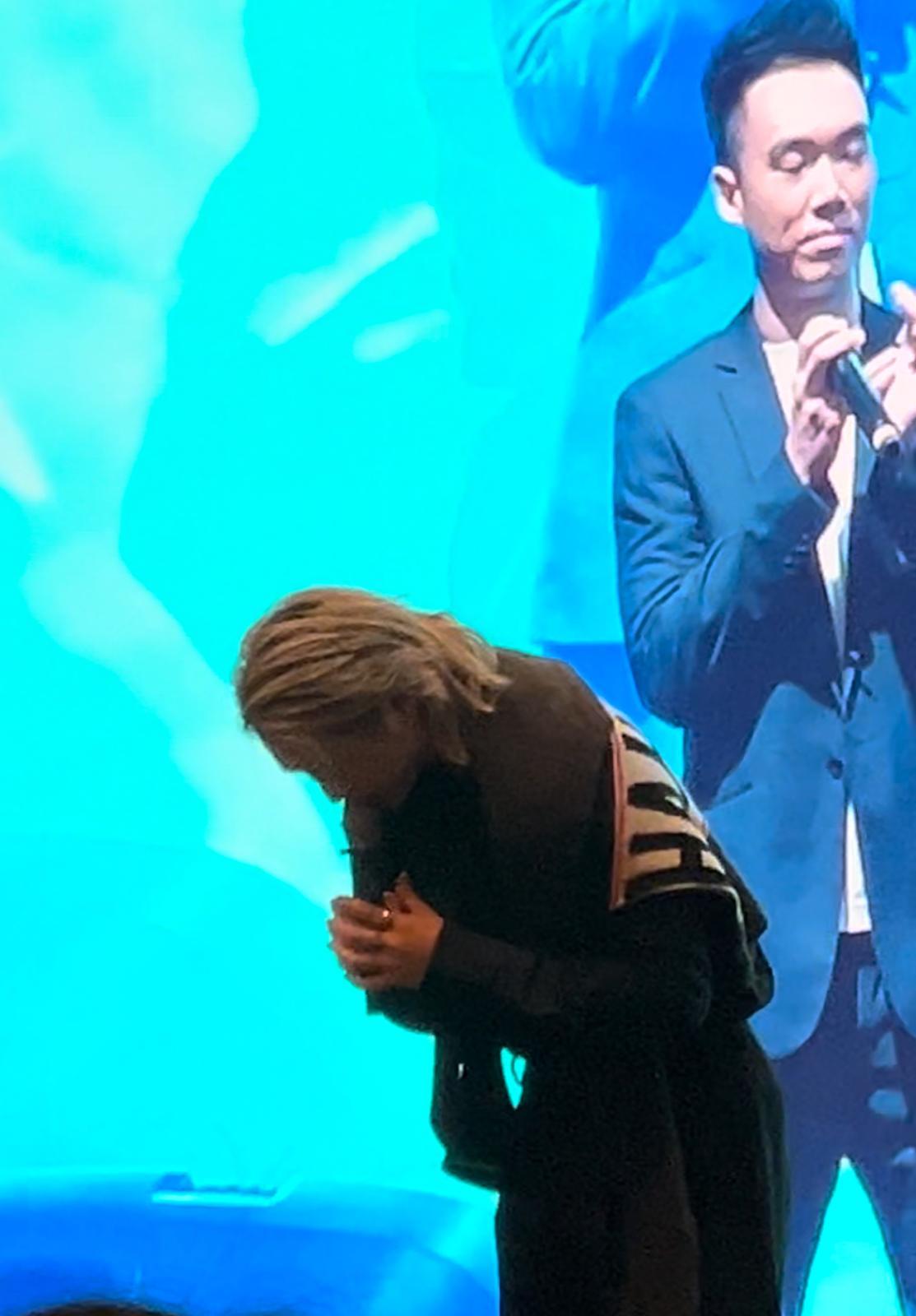 Jer看畢海外柳柳粉的生活祝福短片,看著現著逾800位粉絲,分享感受,躹躬答謝。