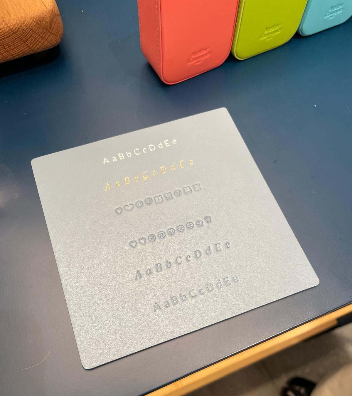 香氛皮套可自定文字及顏色等。