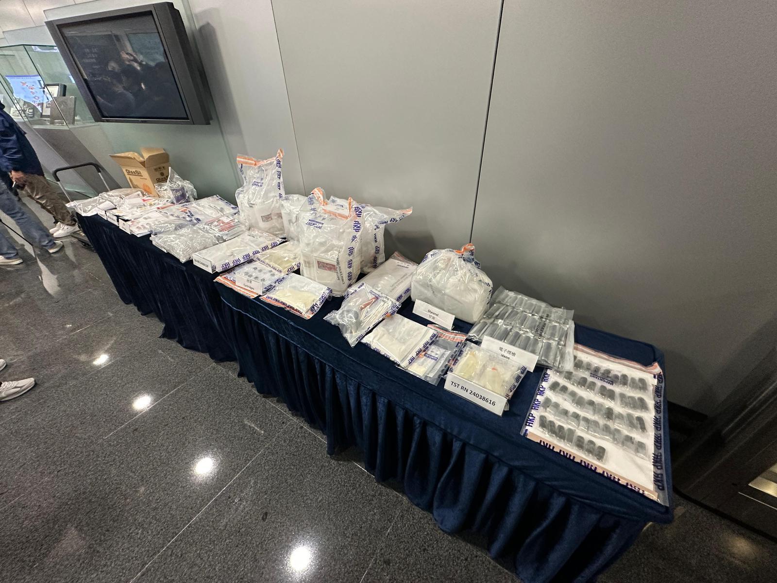 警方在行動中一共檢獲2公斤「依托咪酯」粉末、3公斤「太空油」、17公斤香味甘油,以及大量電子煙彈和加工工具,市值約240萬元。