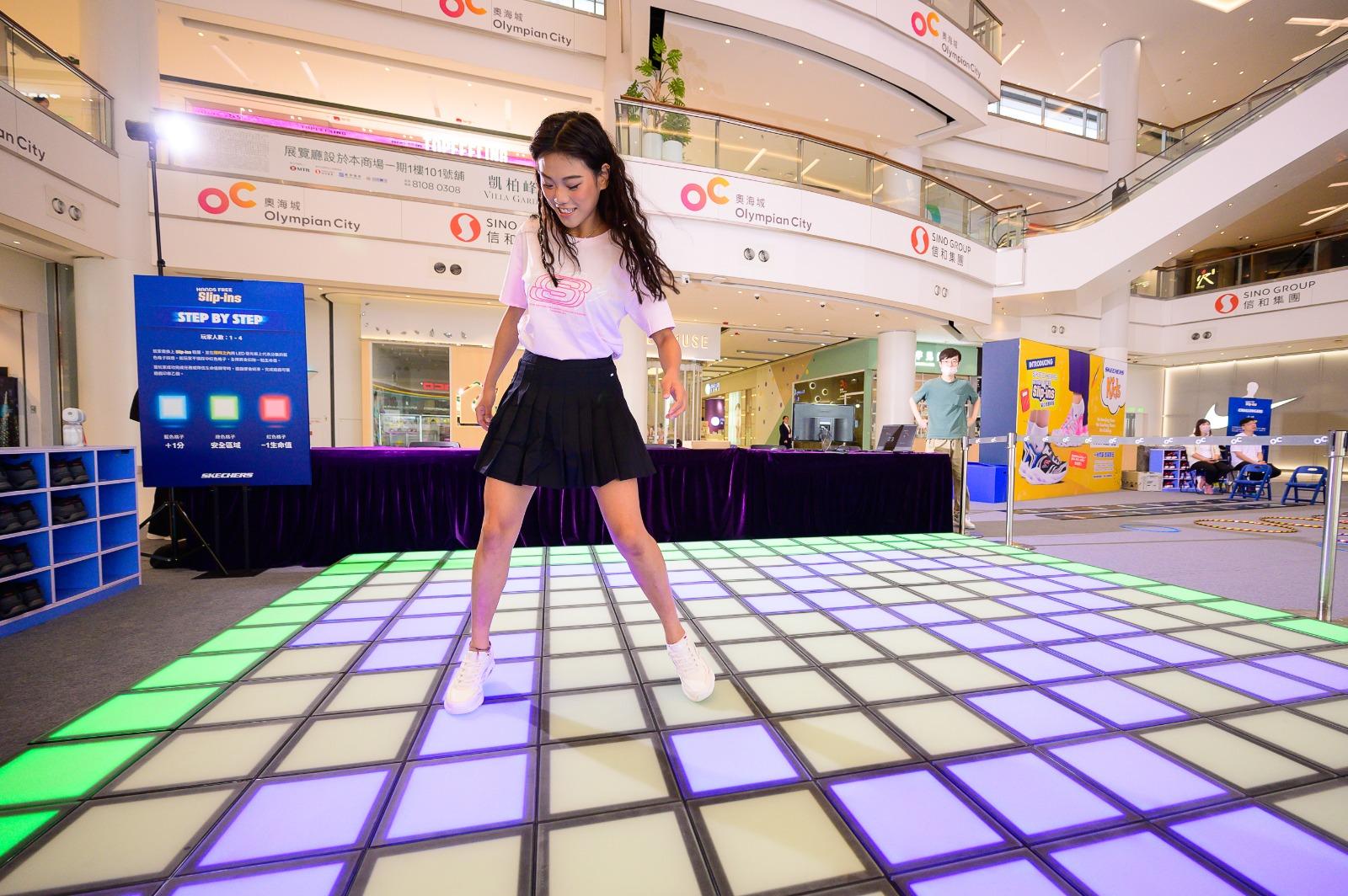 電子踩階磚挑戰:Hands Free Slip-ins® Step By Step,,讓參加者感受Slip-ins® 鞋款易穿設計而穩固的特點。