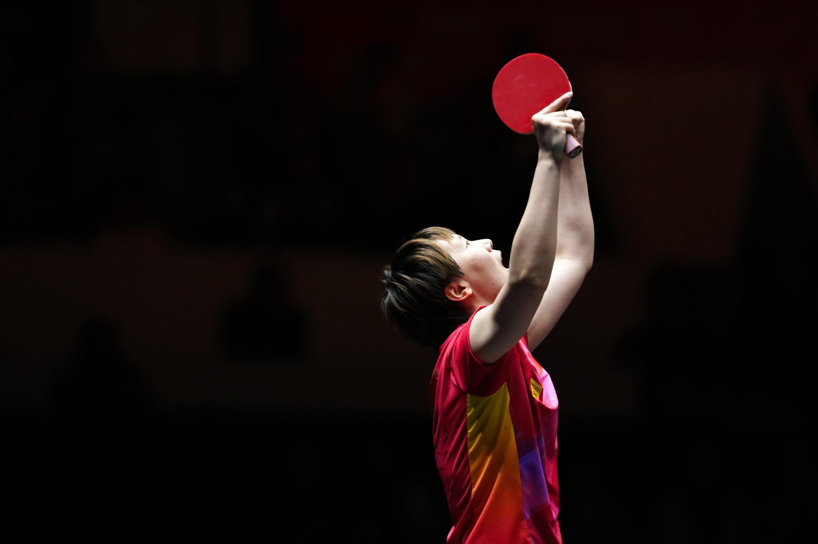 王曼昱以4:3險勝隊友陳幸同,首獲世界乒乓球職業大聯盟總決賽女單冠軍。(新華社)