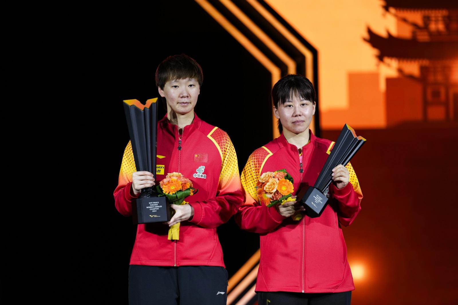 王曼昱(左)以局數4︰3勝隊友陳幸同封后。(新華社)