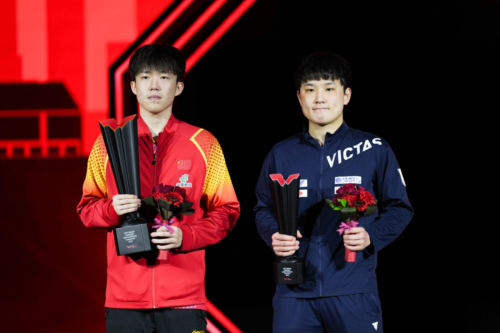 王楚欽以總比分4:0擊敗日本選手張本智和,連續第三年奪得這項賽事的男單冠軍。(新華社)