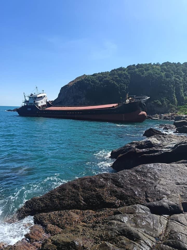 西貢沉船灣貨船擱淺逾月斷兩截 海事處:屬內地船隻已聯絡船東移走