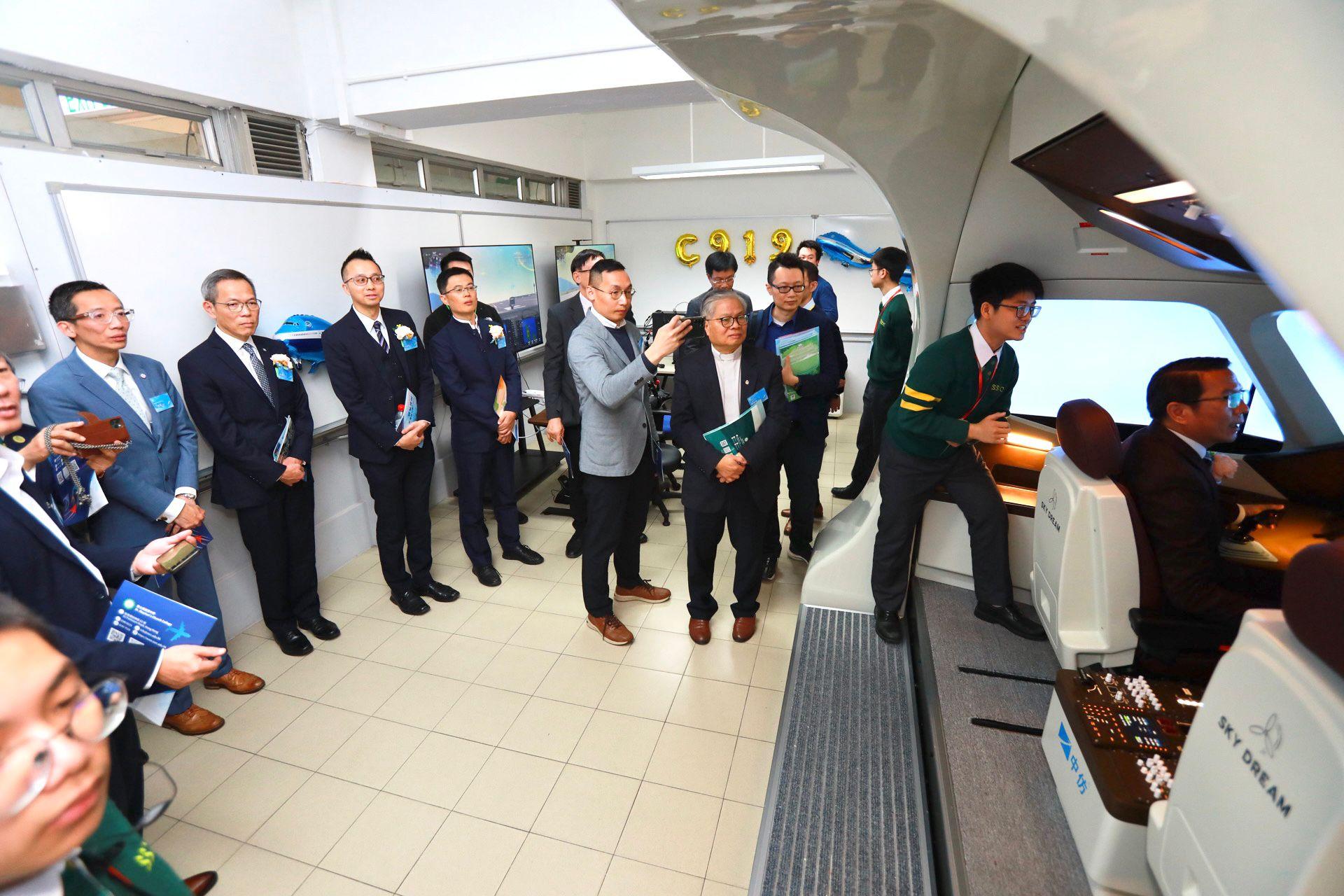 聖士提反堂中學引入國產 C919 飛行模擬器,並於11月28日舉行開幕禮。