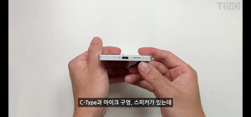 根據微博消息,可以看到 Galaxy S25 Ultra 的手機模型放棄了上代 S24 Ultra的直角設計,採用了更似 iPhone 系列及 Galaxy S24 的圓角邊框,機身整體亦比上代更扁平。圖片亦看得到相機模組及 S Pen 位置則沒有改動,跟上代大致相同。