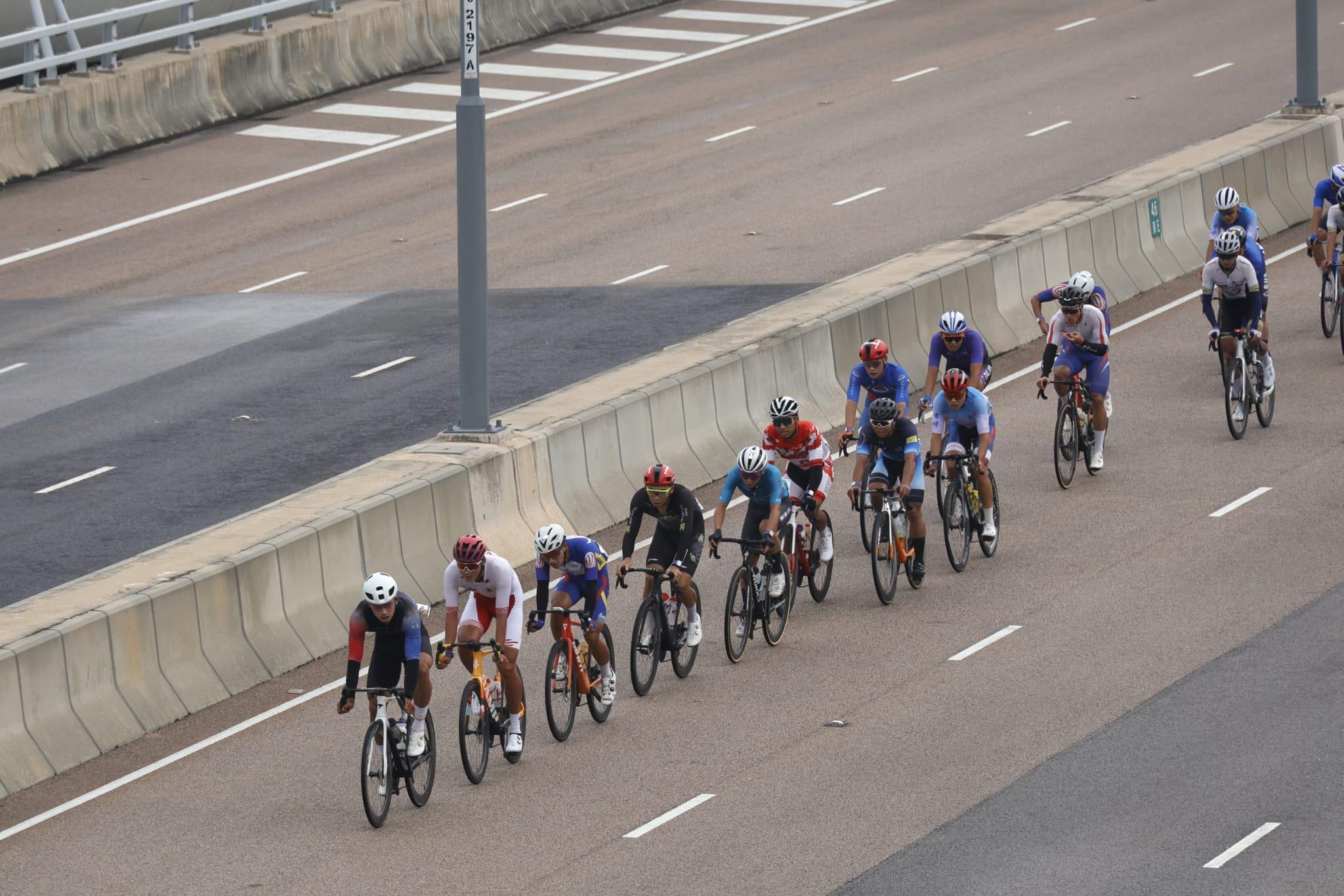全運會公路單車測試賽今晨起步。(林俊源攝)