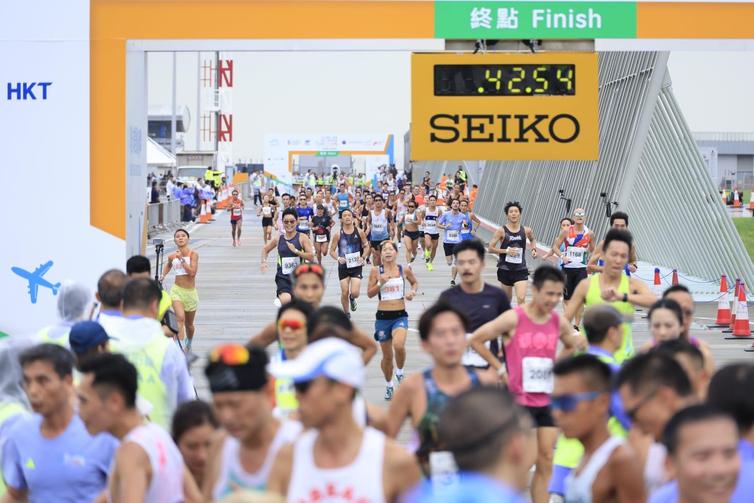 機場三跑道系統十公里國際賽早上舉行。(林俊源攝)