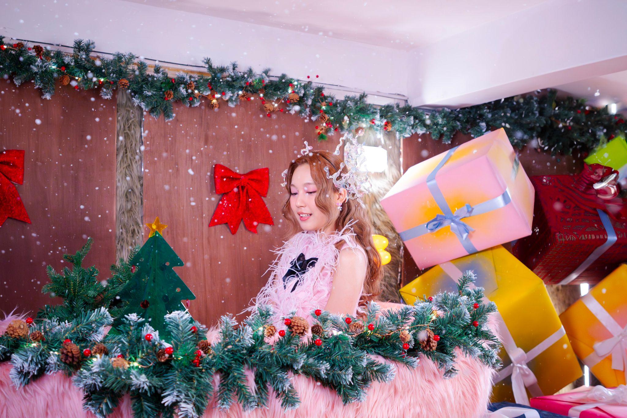 Me&在MV中有兩個造型。