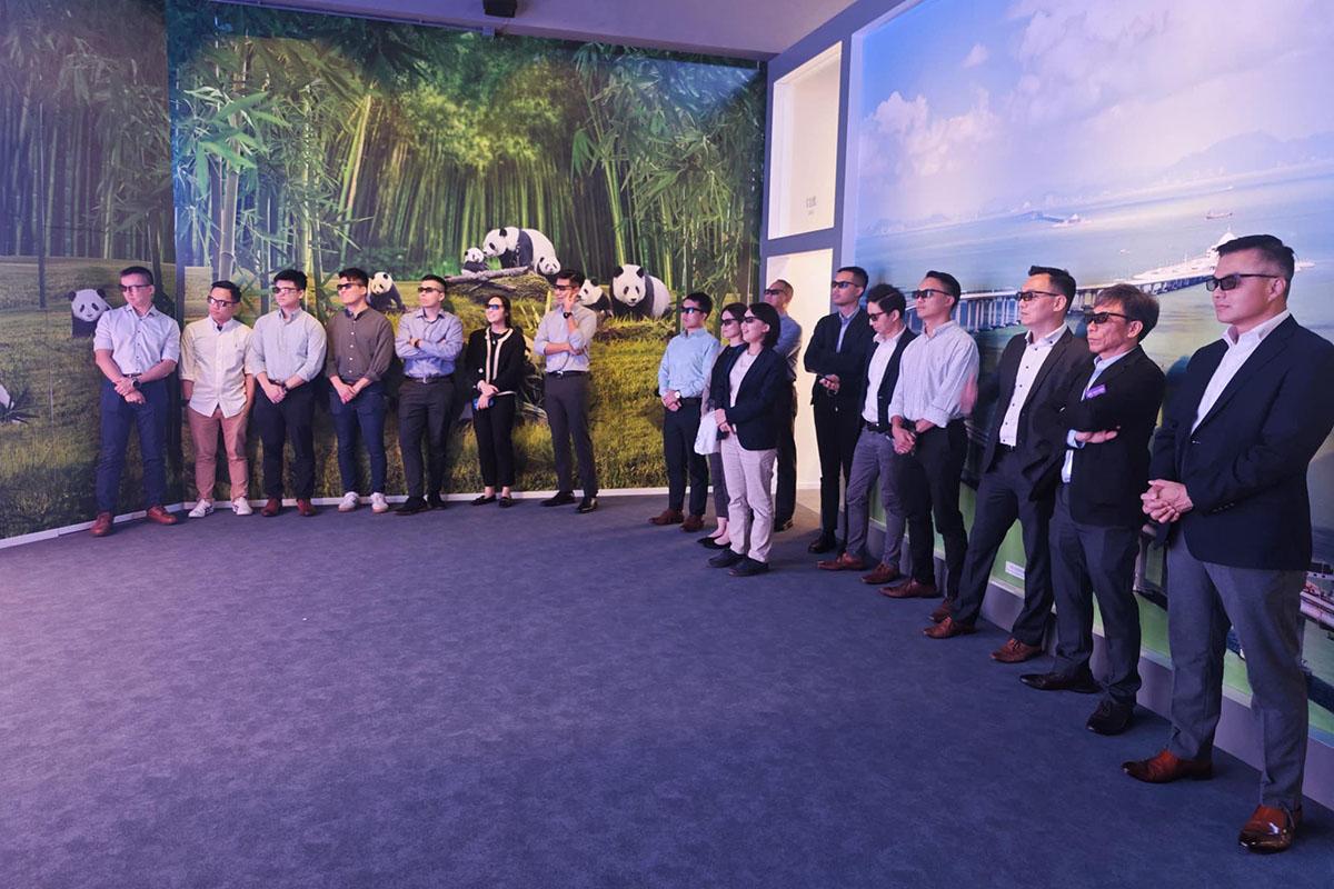 深水埗警區指揮官帶領管理層參觀展覽。(深水埗警區FB)