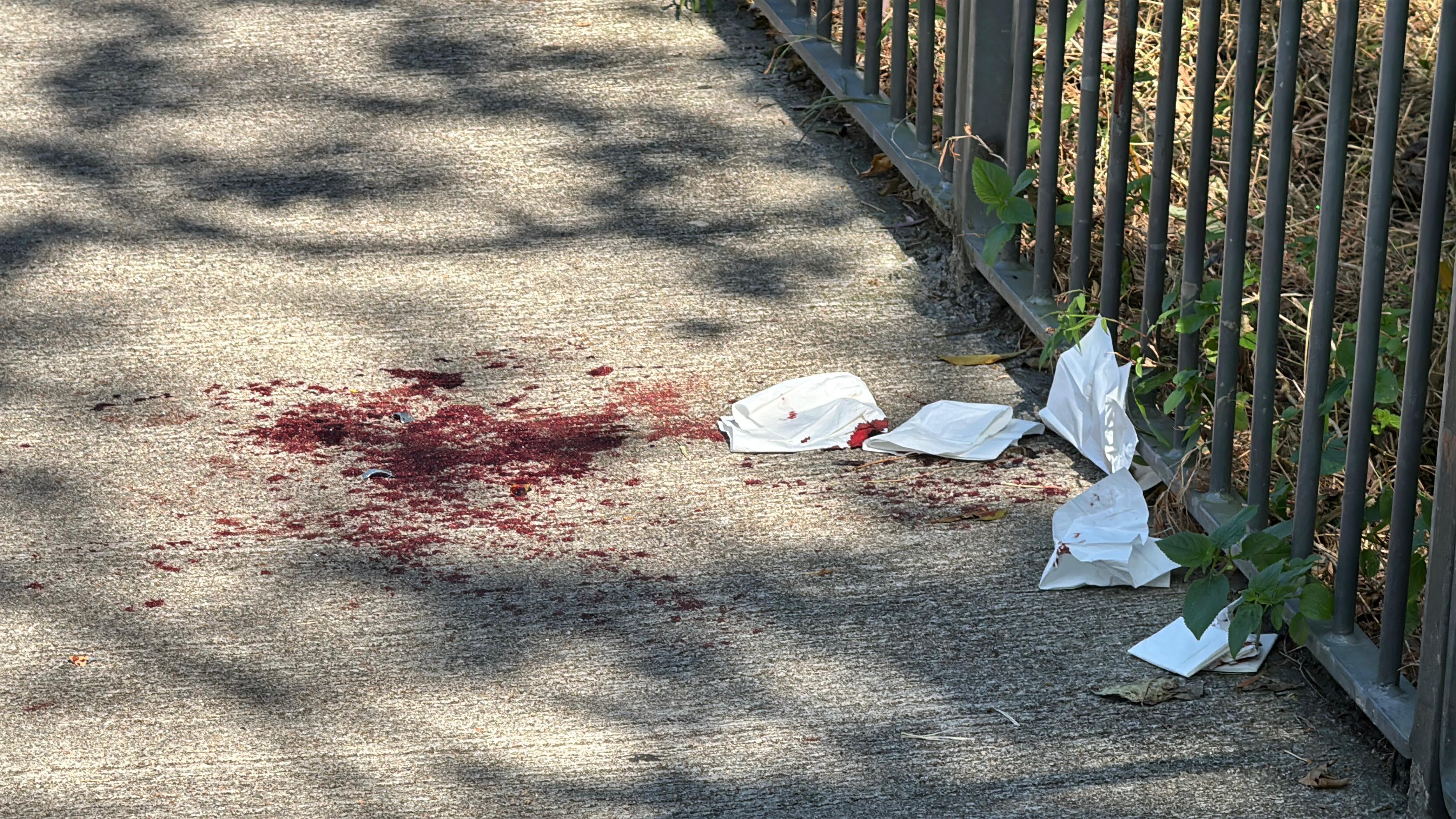 一名男子在壁屋監獄對開小巴站被3名男子襲擊,逞兇後即登上接應私家車輛逃去,現場消息稱傷者是懲教署職員。