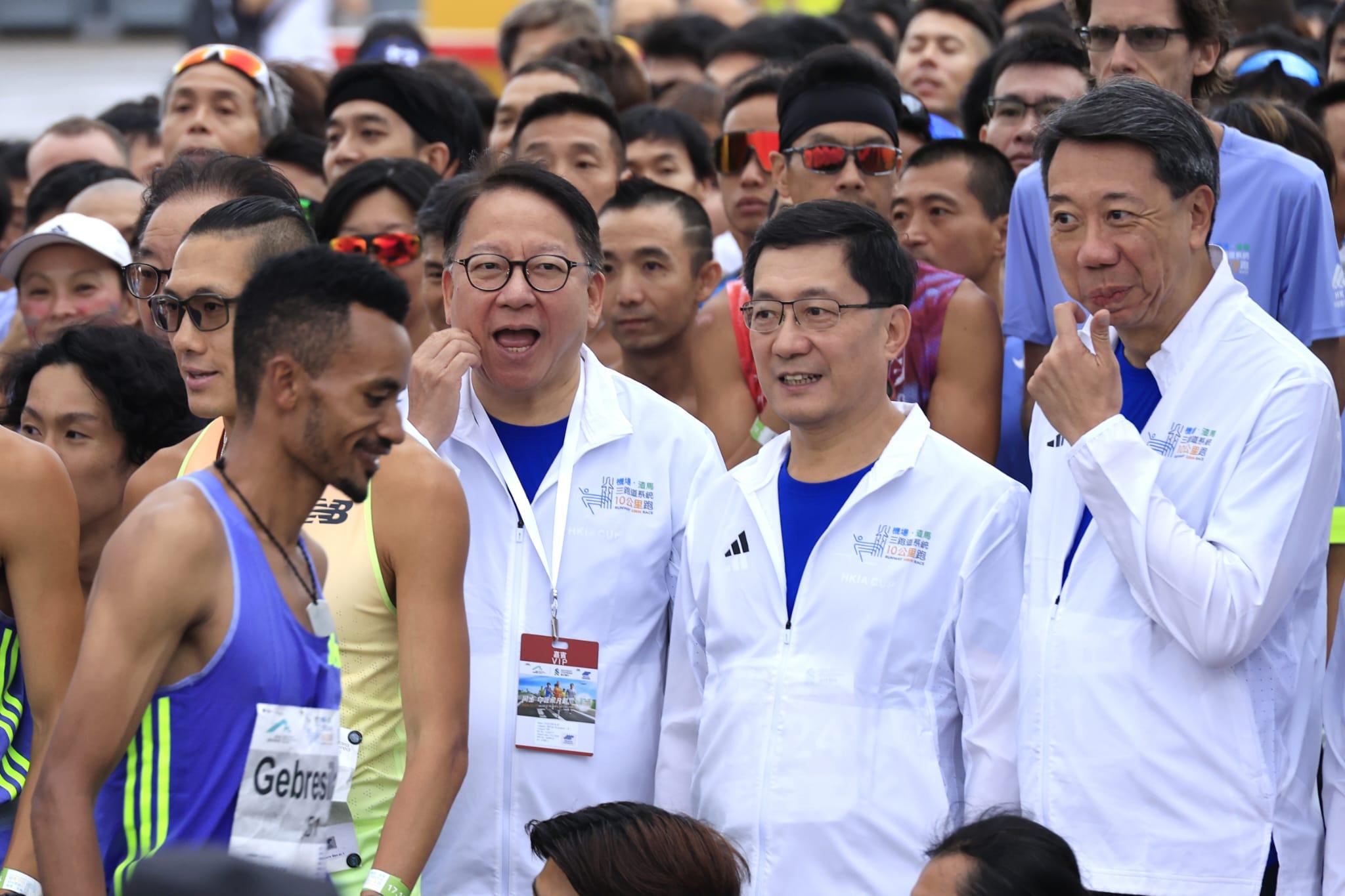 機場三跑道系統十公里今晨開跑。(林俊源攝)