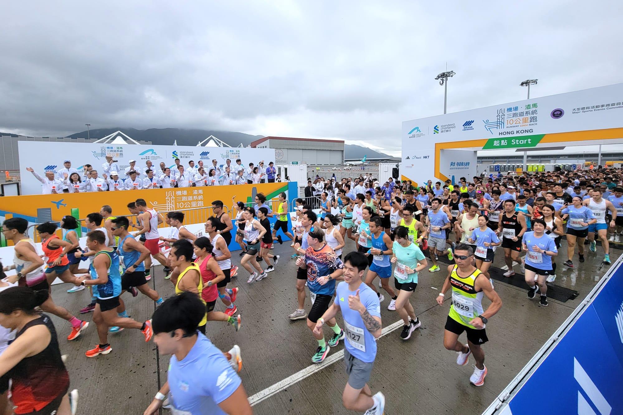 機場三跑道系統十公里今晨開跑。(林俊源攝)