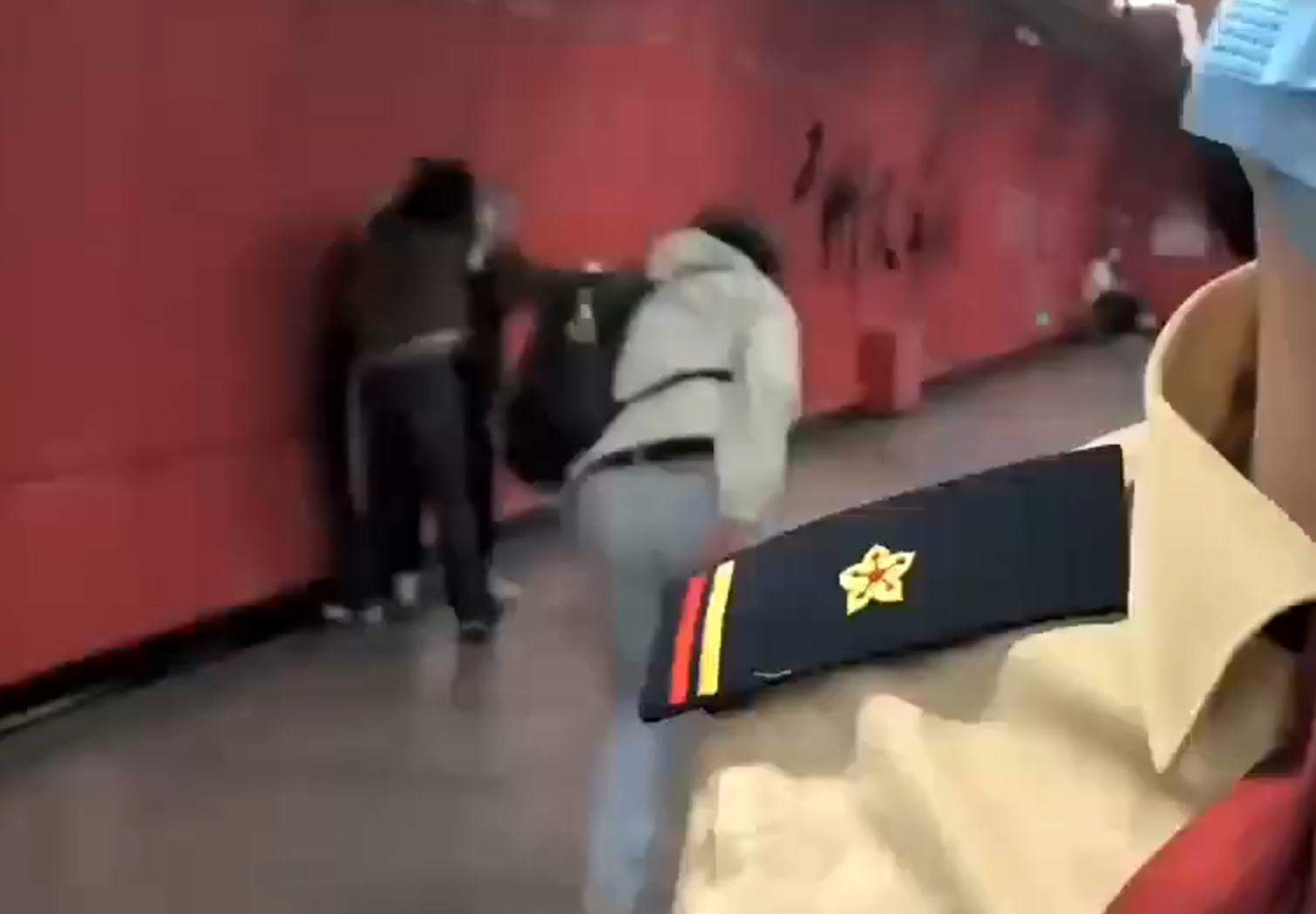 廣州地鐵站周三有一對青年男女與3名長者互毆,其中1名白髮男子倒地,地鐵工作人員上前勸阻。(影片截圖)