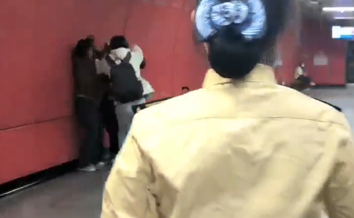 廣州地鐵站周三有一對青年男女與3名長者互毆,其中1名白髮男子倒地,地鐵工作人員上前勸阻。(影片截圖)