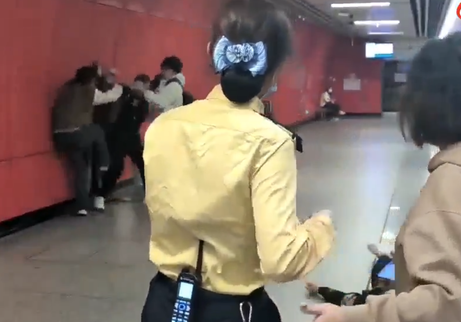 廣州地鐵站周三有一對青年男女與3名長者互毆,其中1名白髮男子倒地,地鐵工作人員上前勸阻。(影片截圖)