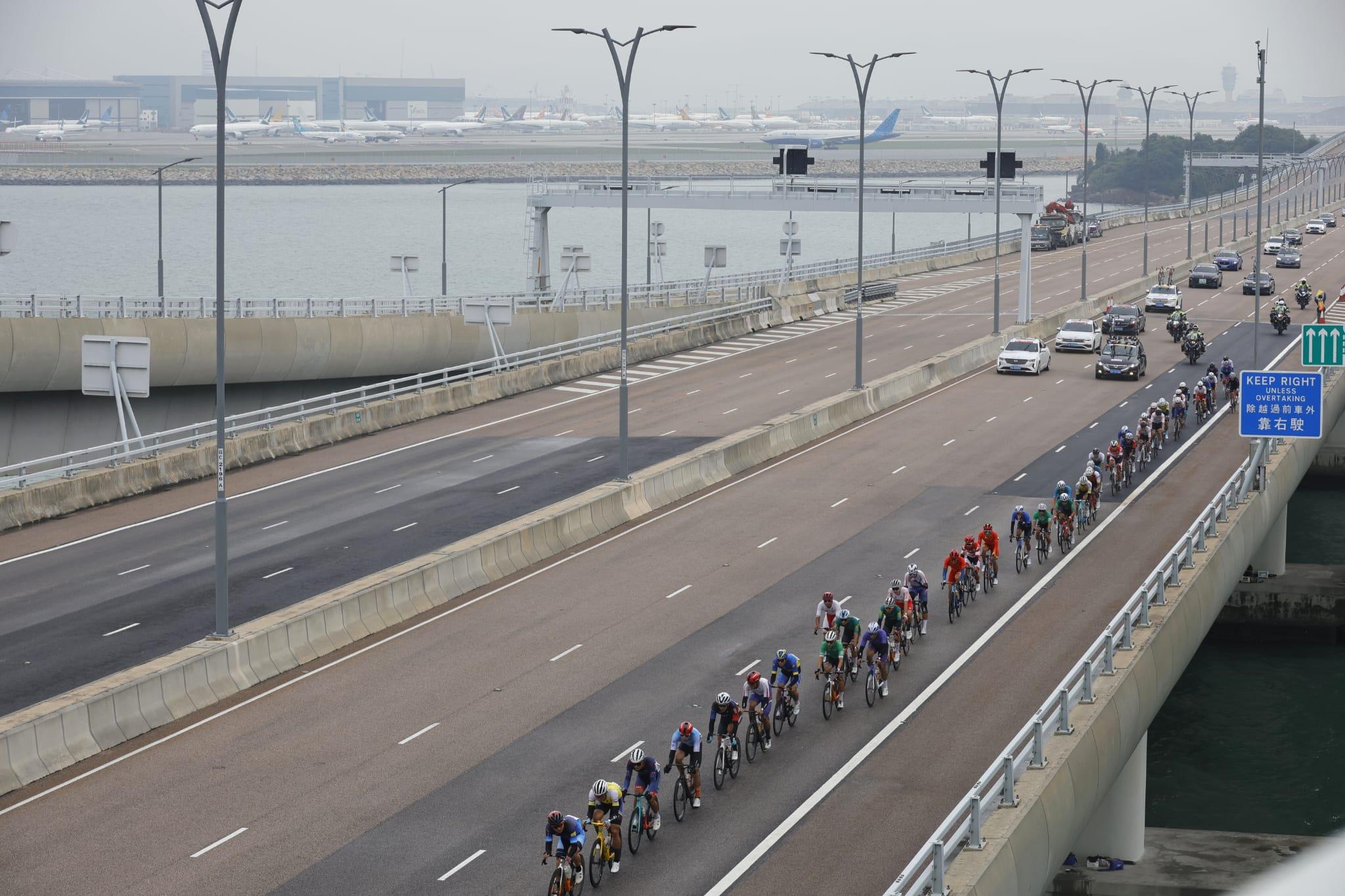 全運會公路單車測試賽今晨起步。(林俊源攝)
