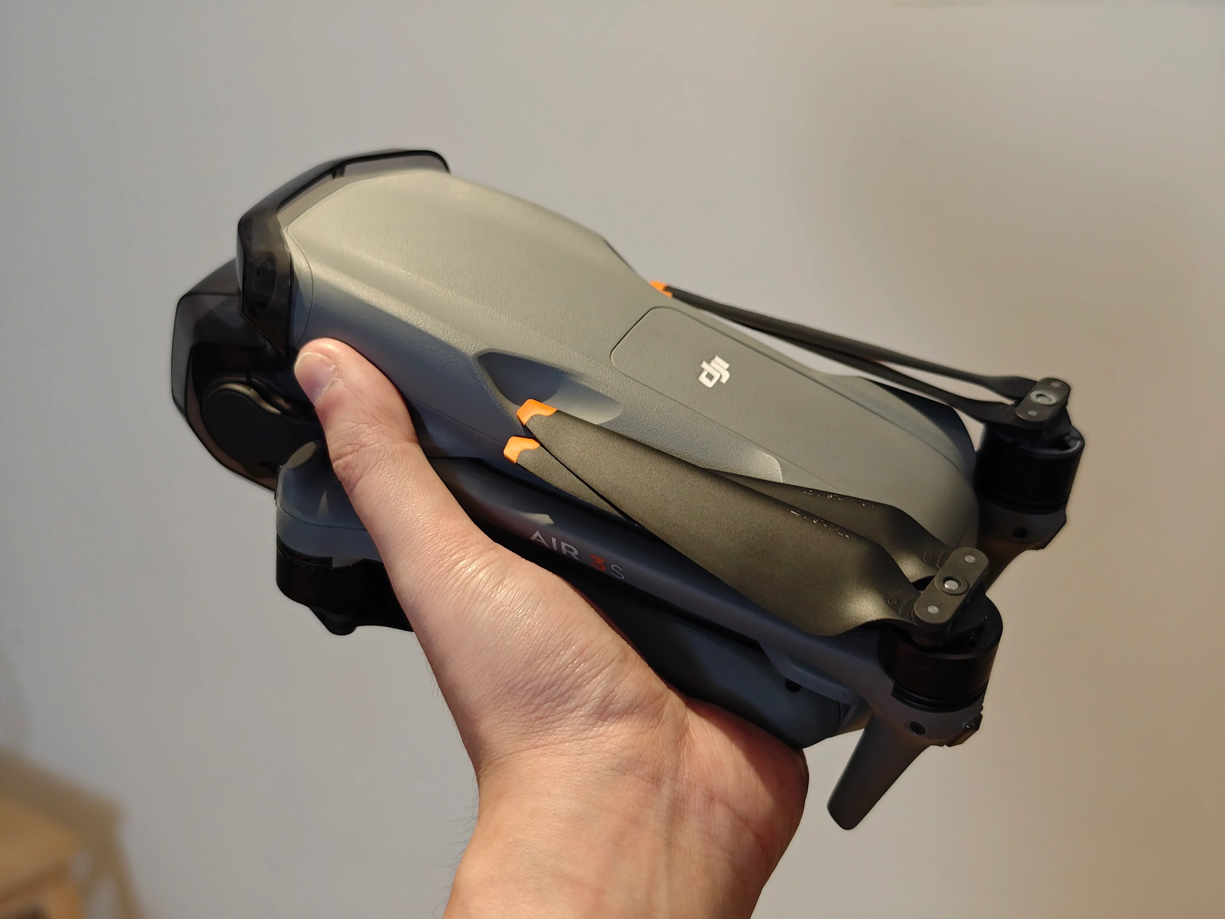 DJI Air 3S 的重量為 724g,雖然比起上代 Air 3 重了一點,但單是 4g 的差異對飛行的影響應該微乎其微。