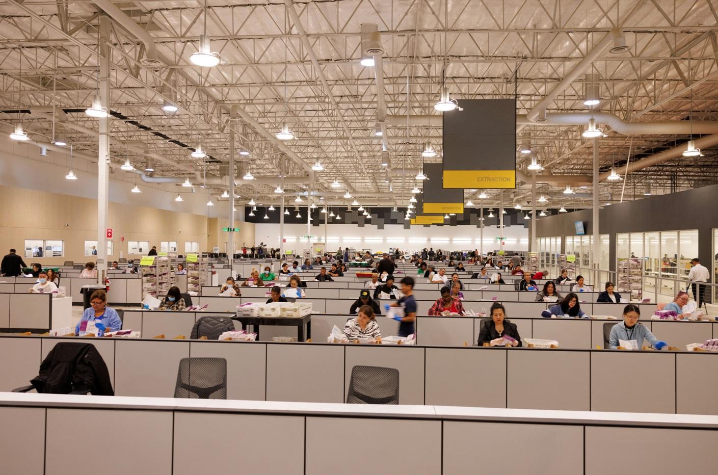 加州洛杉磯點票中心正處理郵寄選票。(路透社)