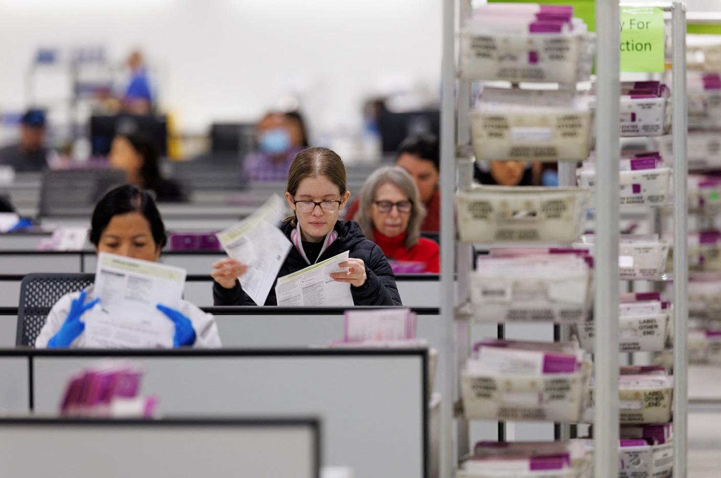 加州洛杉磯點票中心正處理郵寄選票。(路透社)