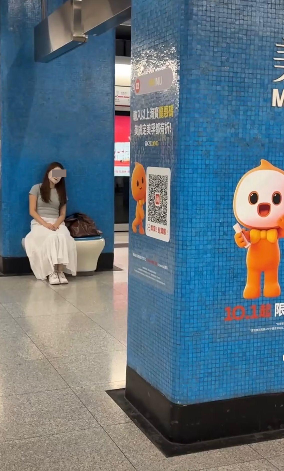 網上熱話|港鐵「睡公主」美孚站敷面膜。(網片截圖)