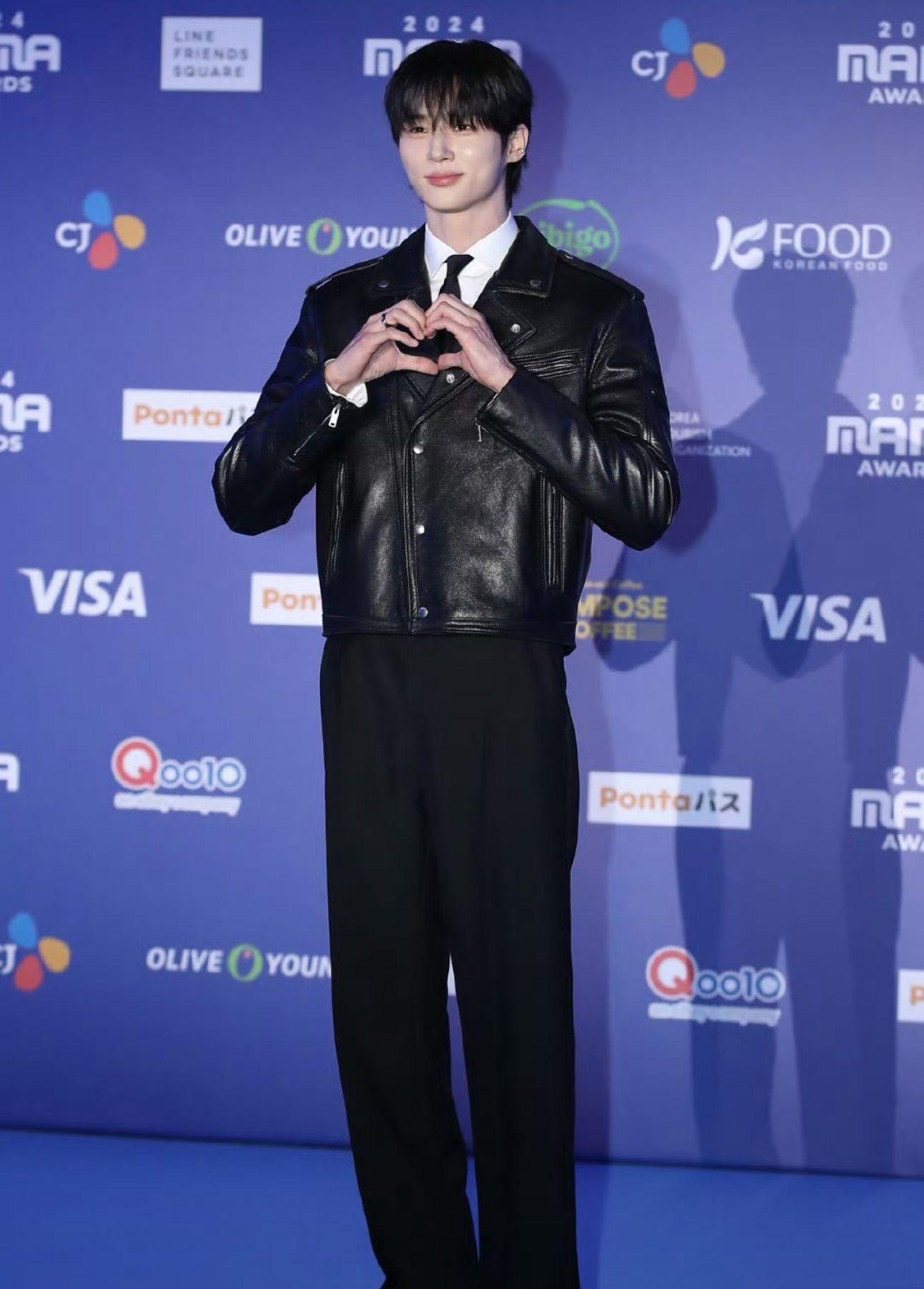 憑韓劇《背著善宰跑》爆紅的邊佑錫擔任頒獎嘉賓。