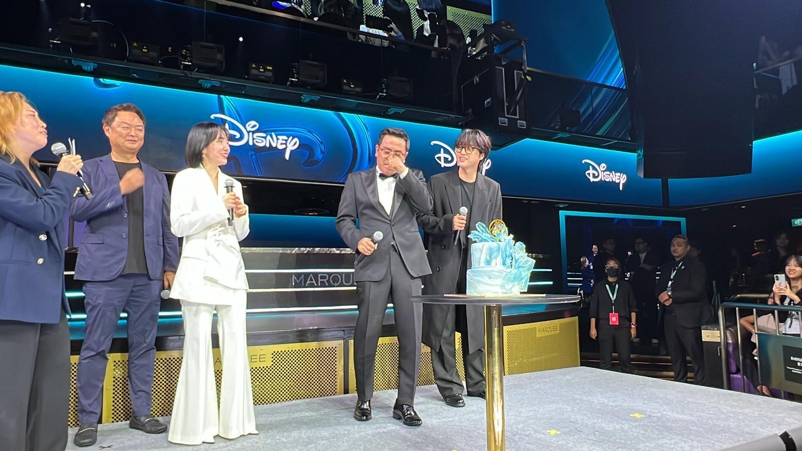 柳承龍除下眼鏡扮喊,場面搞笑。