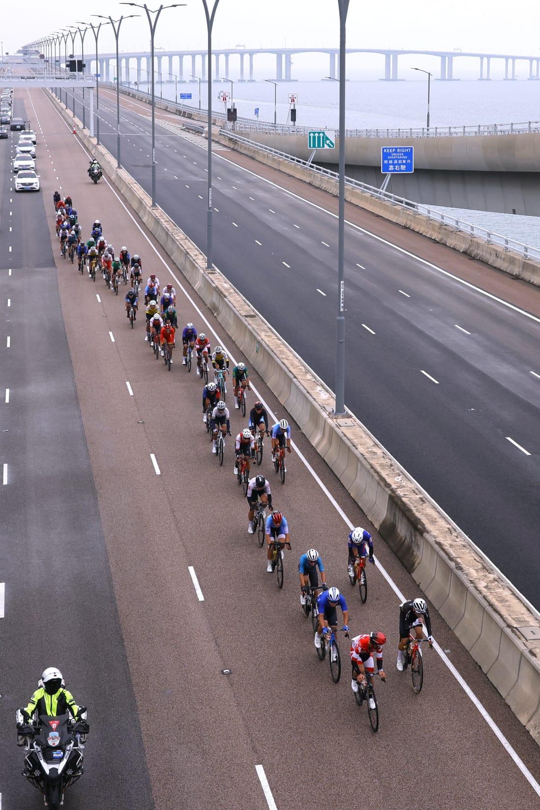 全運會公路單車測試賽今晨起步。(林俊源攝)