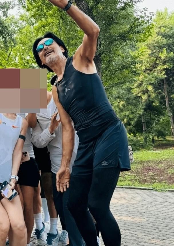 發哥手腳出現可疑肉粒,令不少網民擔憂其情況。