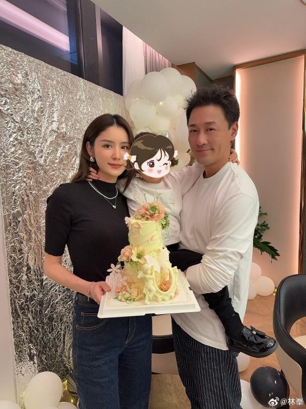 林峯與張馨月結婚5周年,林峯在社交平台分享一家三口的合照。