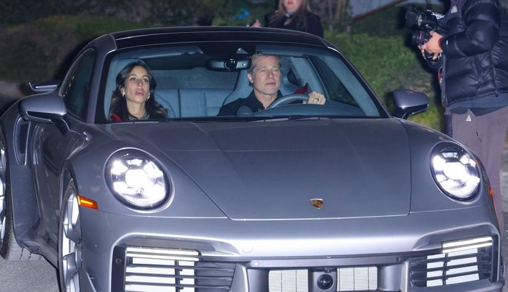 老友畢彼特揸保時捷同女友出席。