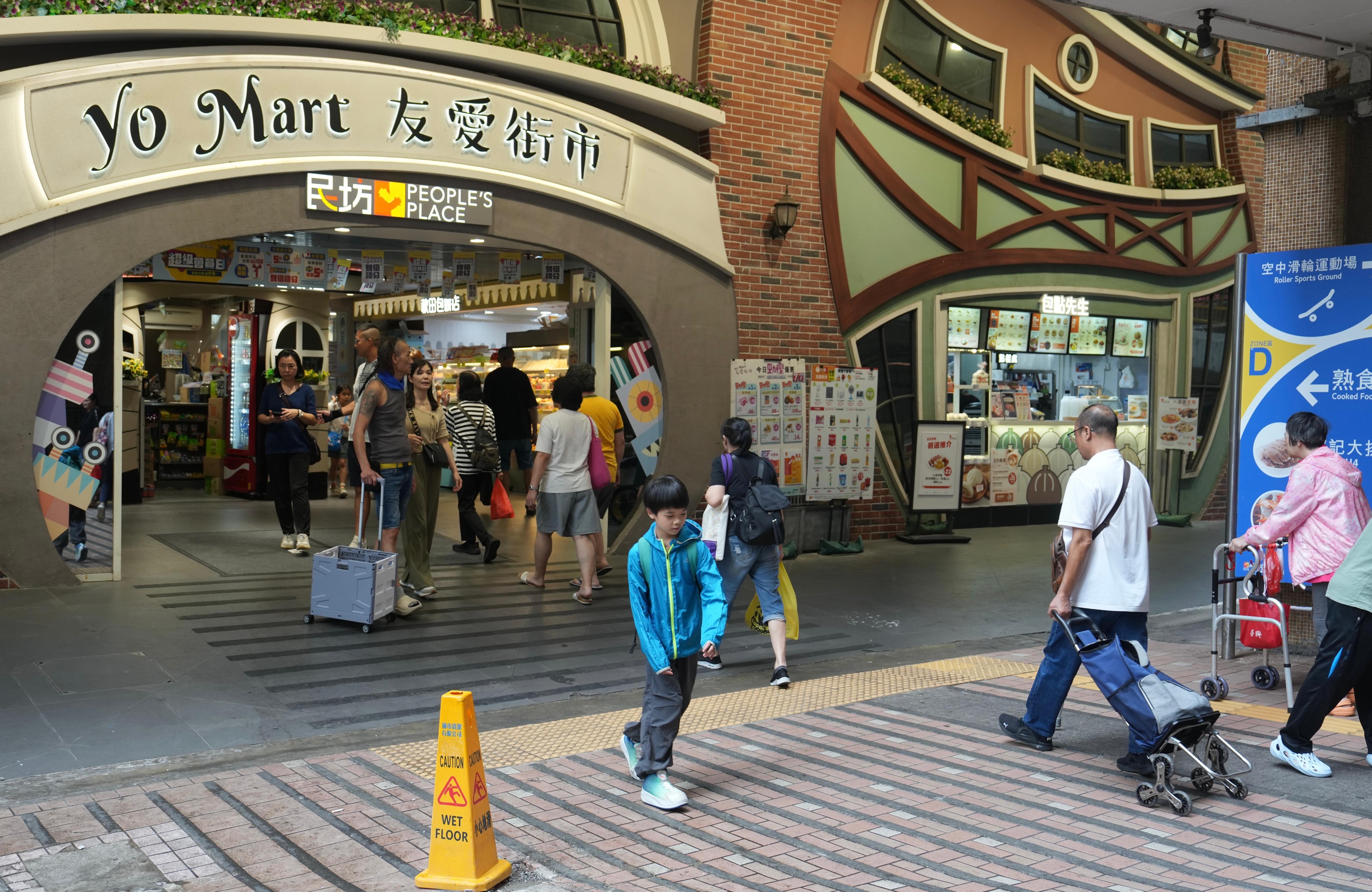 警員稍早封鎖友愛街市調查。