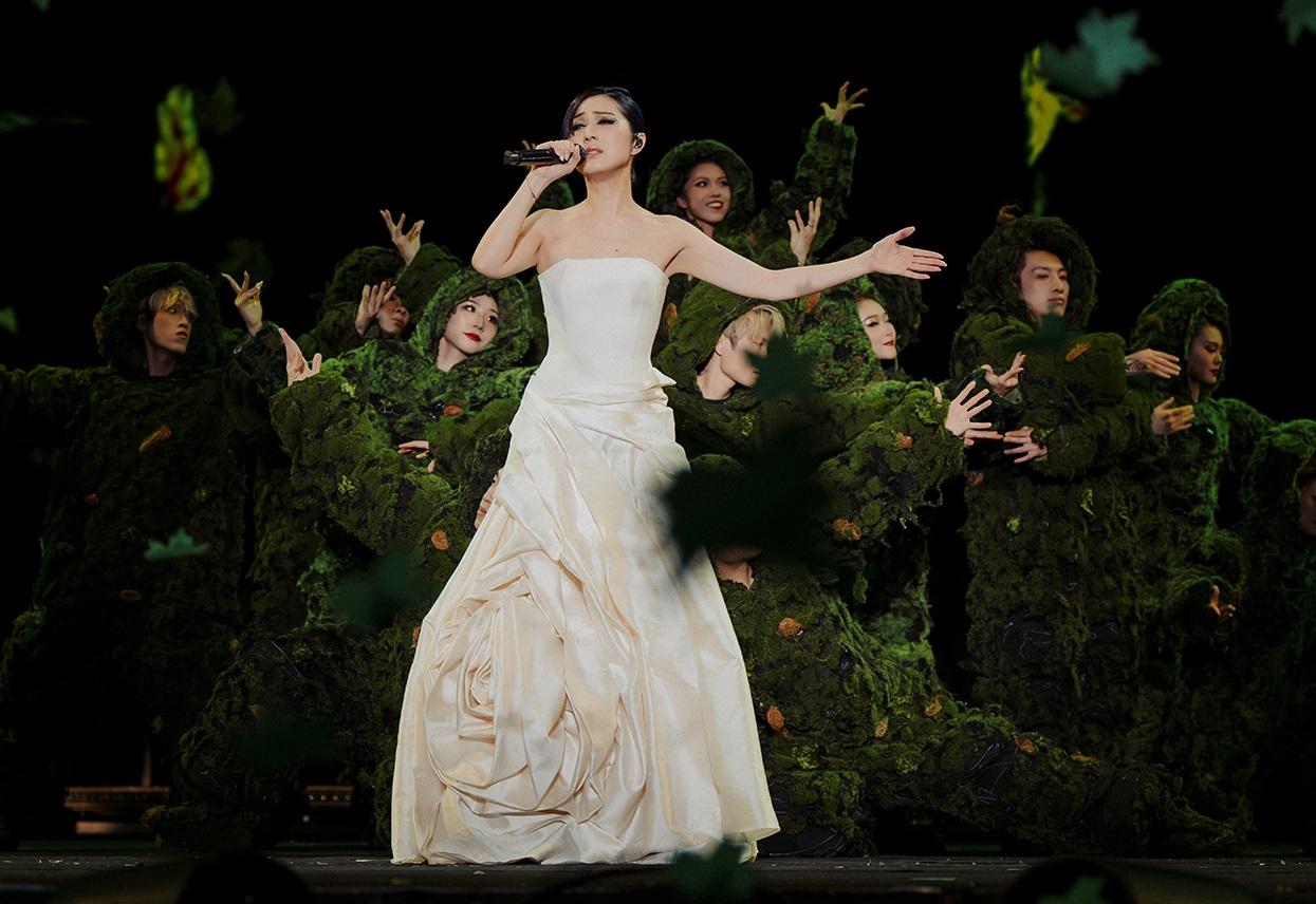 雲南現場雖然只有十度,但千嬅無懼天氣寒冷,落力的演出。