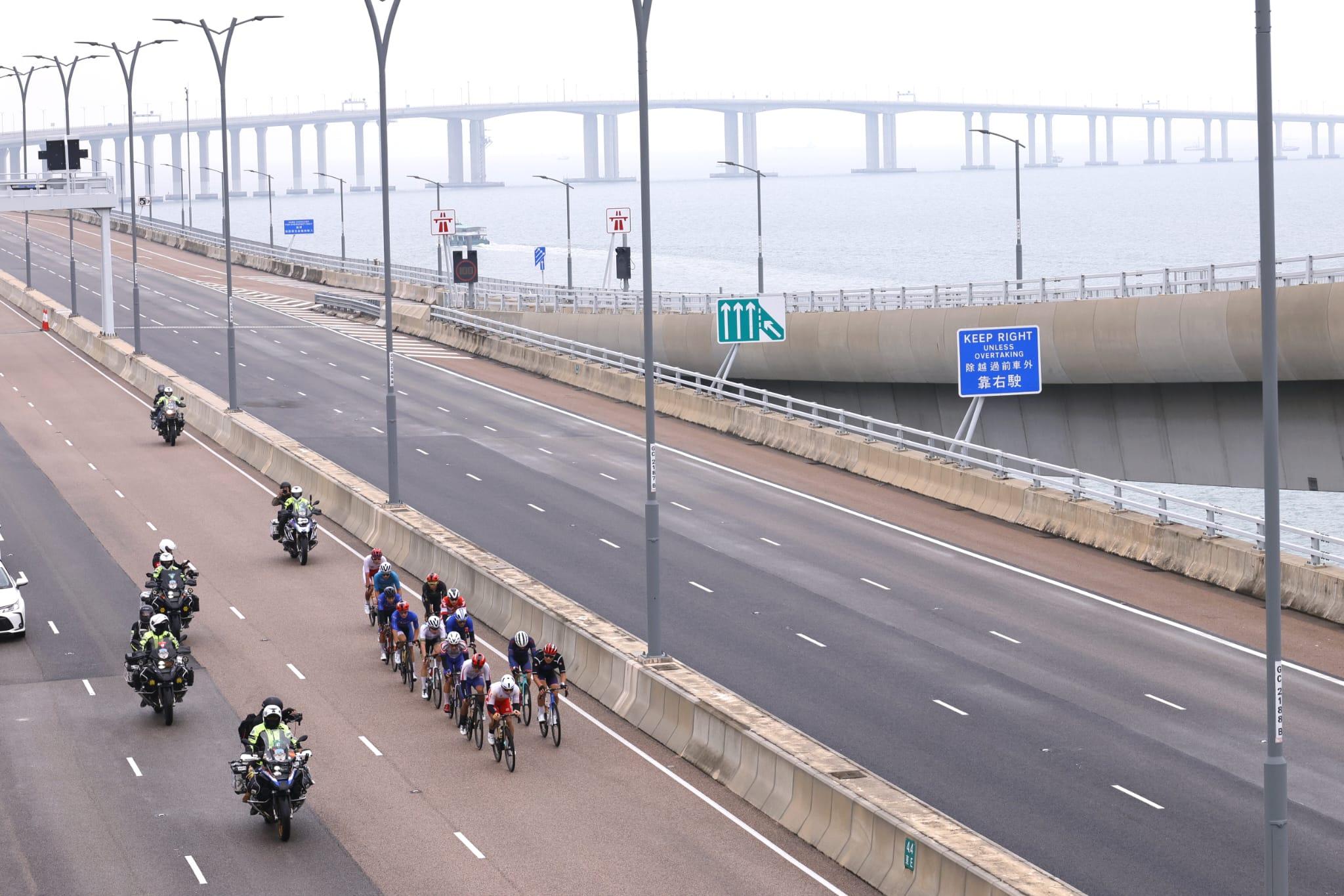 全運會公路單車測試賽今晨起步。(林俊源攝)