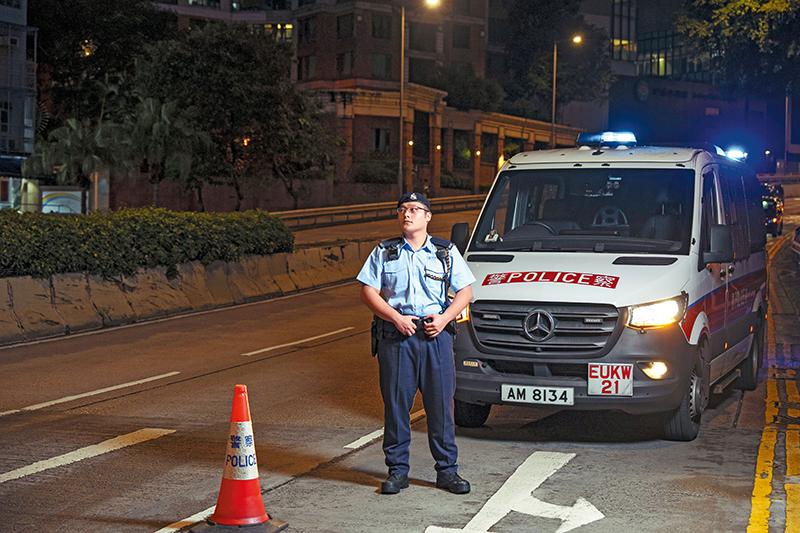 佩戴著「花雞繩」的大孖重返公主道現場,憶述當晚追截毒犯的險境。(《警聲》)