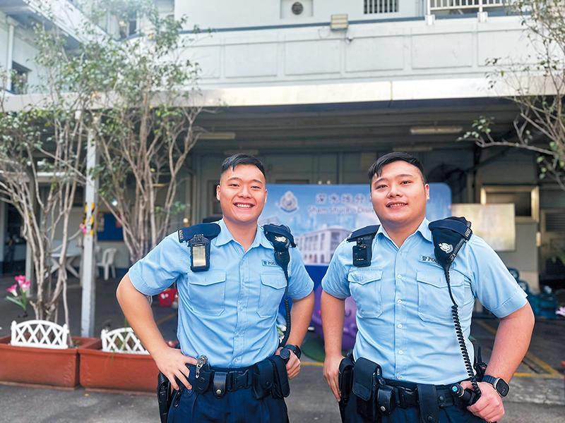 大孖(右)的孿生弟弟同為警隊服務。(《警聲》)