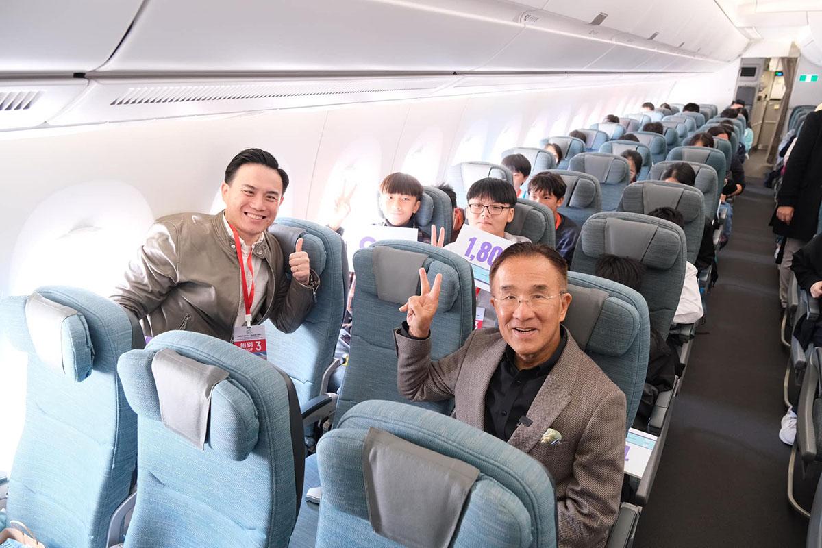 田北辰與一群中、小學生成為中跑道首航班次座上客。(田北辰FB)