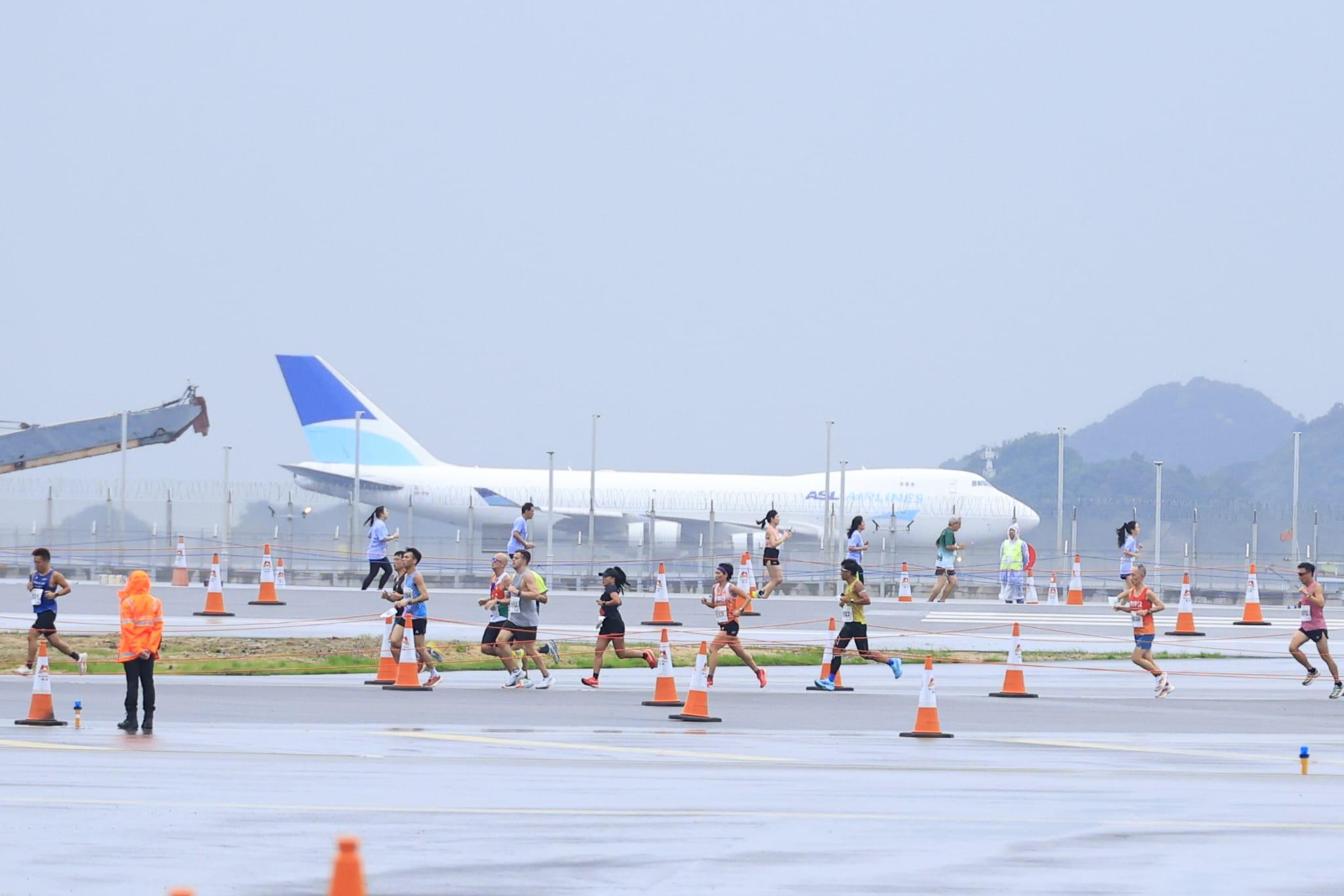 機場三跑道系統十公里今晨開跑。(林俊源攝)