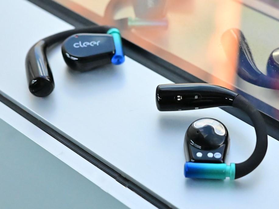 Cleer ARC 3 MAX鋼琴黑機身配上漸變藍色金屬組件,掛耳設計符合人體工學。