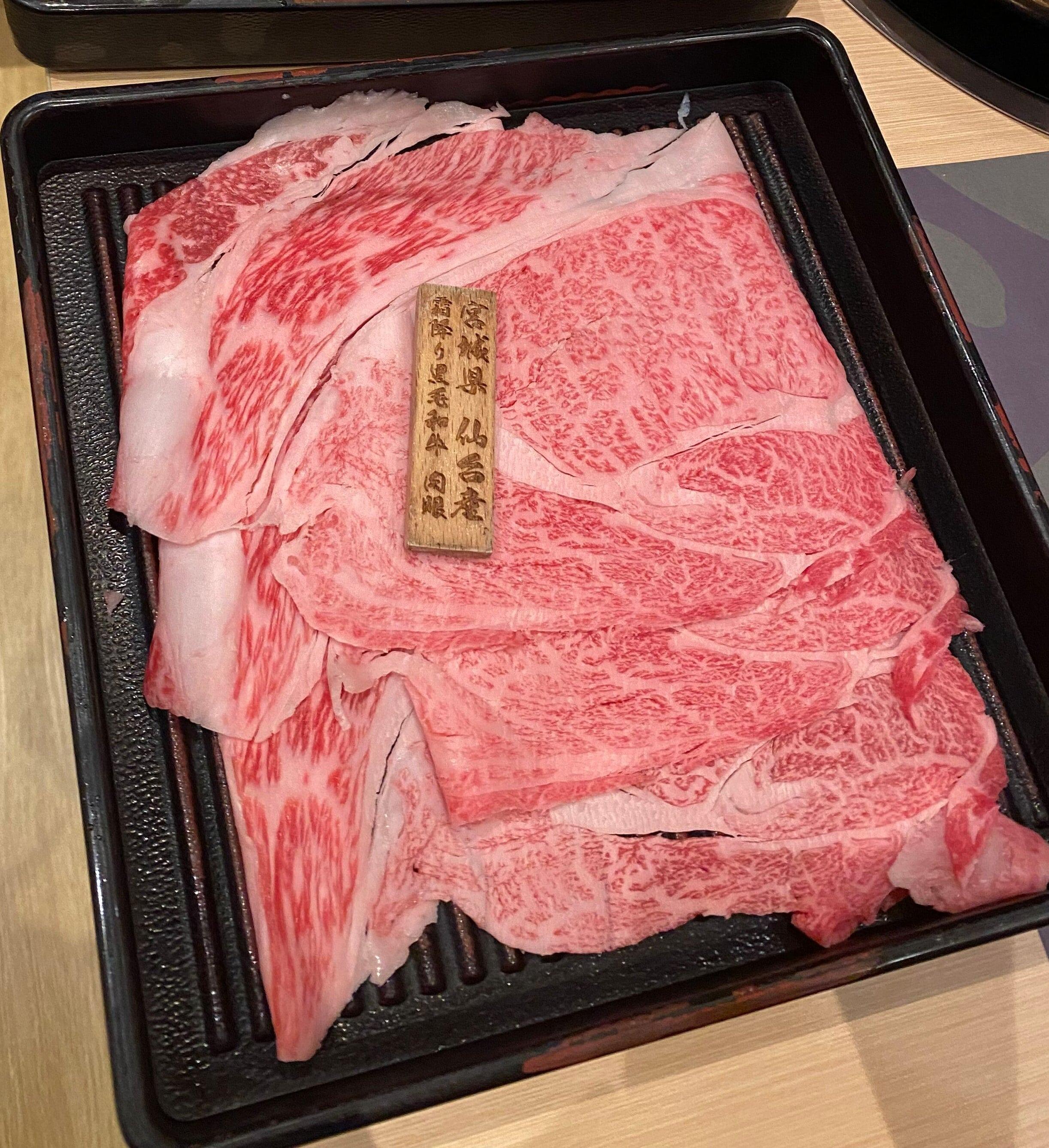 宮城縣產仙台A5霜降黑毛和牛肉眼油花細緻平均,肉色紅潤。(記者實試圖片))