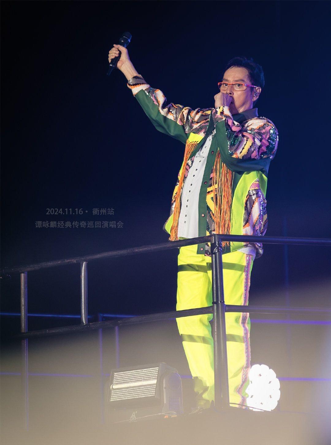 譚詠麟著上歌衫亦難遮巨腩。